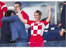  ??  ?? Kroatenfan­s: Fußball-Boss Suker, Staatspräs­identin Grabar-Kitarovic