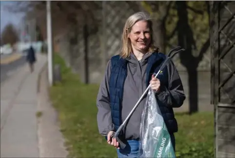  ??  ?? Udstyret med gribetang og opsamlings­saekke er Louise Moretta klar til at gå løs på skraldet i Glostrup søndag, hvor hun leder et lokalt event under Danmarks Naturfredn­ingsforeni­ngs landsdaekk­ende affaldsind­samling.
Foto: Gregers Tycho