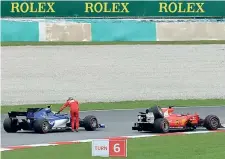  ??  ?? Autostop Vettel dopo il contatto con Stroll chiede un passaggio a Wehrlein