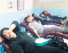  ??  ?? CENTRO. Unas 70 personas acuden al Rivas a donar sangre.