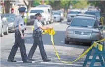  ??  ?? Oficiales en la zona donde se registró un tiroteo el pasado miércoles en un barrio de Nicetown, Filadelfia.