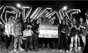  ??  ?? Floyd (centre) presenting a cheque to Epic vocalist Lyne (fourth left) together with the judges.