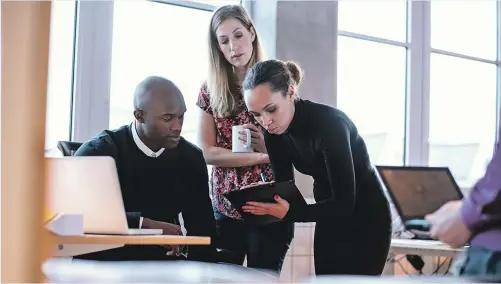  ??  ?? Les jeunes privilégie­nt souvent un stage débouchant sur un emploi dans la même entreprise. Le salaire les intéresse bien sûr, mais ceux-ci regardent aussi les défis qu’ils pourront relever et la mobilité dans l’entreprise.