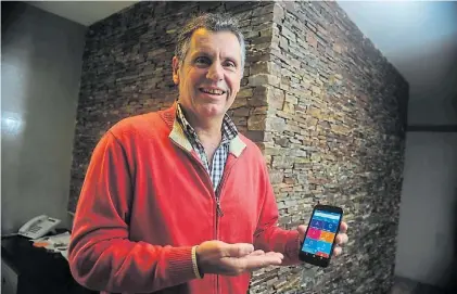  ?? GERMÁN GARCÍA ADRASTI ?? Satisfecho. Claudio compró un Moto G reciclado por Internet y lo pagó un 30% menos.