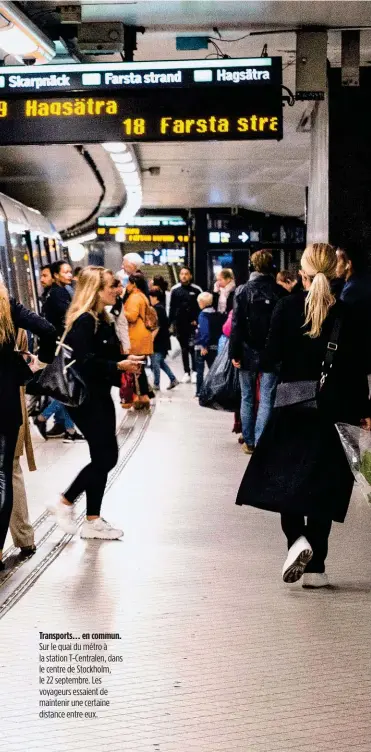  ??  ?? Transports… en commun. Sur le quai du métro à la station T-Centralen, dans le centre de Stockholm, le 22 septembre. Les voyageurs essaient de maintenir une certaine distance entre eux.