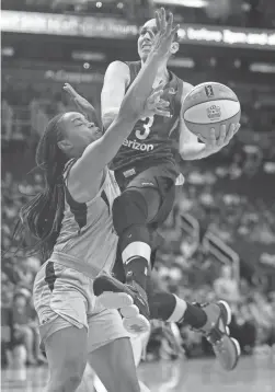  ?? PHOTOS BY PATRICK BREEN/THE REPUBLIC ?? The Mercury’s Diana Taurasi (3) drives the lane against Brittany Boyd during the first half at Talking Stick Resort Arena in Phoenix on Sunday.