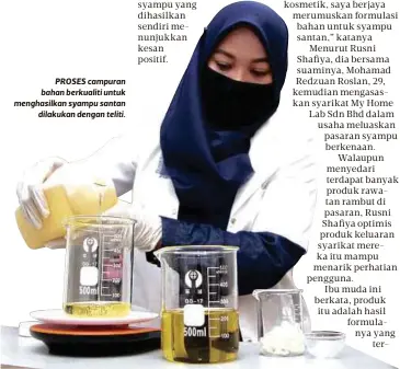  ??  ?? PROSES campuran bahan berkualiti untuk menghasilk­an syampu santan
dilakukan dengan teliti.