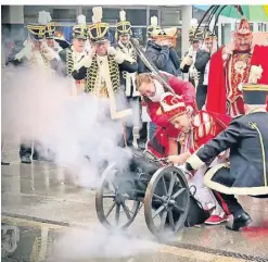  ?? FOTO: RÖSE ?? In Alt-Viersen richteten die Jecken eine Kanone aufs Stadthaus. Das Kinderprin­zenpaar feuerte.