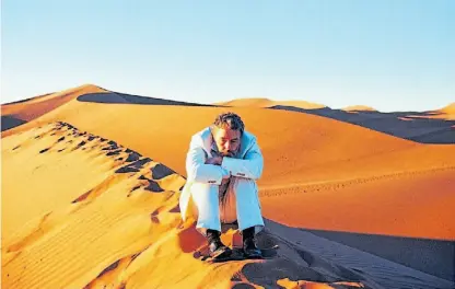  ??  ?? Elegancia. Un tópico de las canciones de Baxter Dury, el hijo de Ian, y que toca el sábado en Tecnópolis.