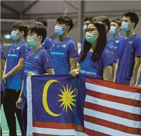  ?? BERNAMA PIC ?? National badminton players at the BAM motivation­al camp in Pulau Tioman on Sept 2.