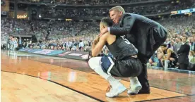  ?? PATRICK BREEN/AZCENTRAL SPORTS ?? Gonzaga head coach Mark Few (right) consoles guard Nigel Williams-Goss after losing to North Carolina in Monday night’s national title game at University of Phoenix Stadium.