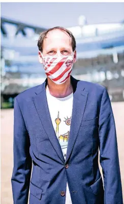  ?? RP-FOTO: ANDREAS BRETZ ?? Stefan Engstfeld mit einer Maske im Fortuna-Design. Es gibt sie im Fortuna-Onlineshop für 6,95 Euro, aktuell ist sie vergriffen.