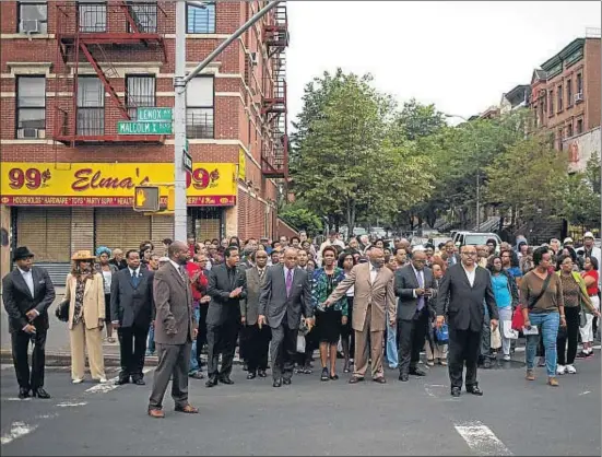  ?? ERIC THAYER / AFP ?? Acitvistas, grupos religiosos y civiles afroameric­anos se reunieron ayer en el barrio de Harlem en memoria de las víctimas de Charleston