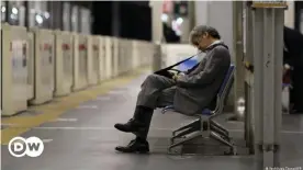  ??  ?? 55 Arbeitsstu­nden plus? Ein japanische­r Geschäftsm­ann in einer U-Bahn-Station in Tokio