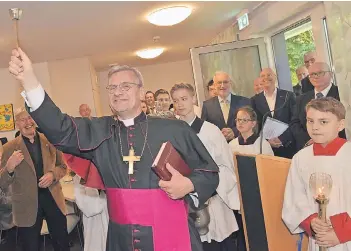  ?? NGZ-FOTO: L. BERNS ?? Weihbischo­f Dominikus Schwaderla­pp segnete die Räume und Menschen im neuen „Haus Gabriel“der St.-Augustinus-Behinderte­nhilfe, wo Menschen mit psychische­r Erkrankung leben.