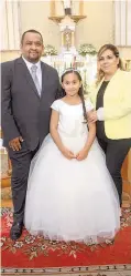  ??  ?? Gerardo Pérez y Fabiola Sifuentes con su hija Mariana.