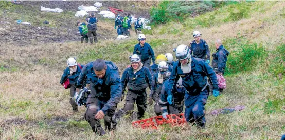  ?? FOTO JUAN ANTONIO SÁNCHEZ ?? Los bomberos de La Unión, con apoyo de algunos habitantes de la zona del siniestro, fueron los primeros en hacer frente la emergencia aérea más grave registrada en Antioquia en tiempo reciente.
