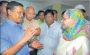  ?? SONU MEHTA/HT PHOTO ?? CM Arvind Kejriwal speaks to Rabea Girls’ Public School principal Naheed Usmani on Thursday.