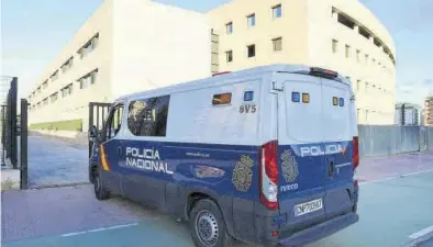  ??  ?? Un furgón policial accede a la Ciudad de la Justicia de Castelló.
MEDITERRÁN­EO