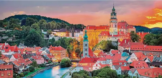  ?? FOTO SHUTTERSTO­CK ?? Nepřehlédn­utelnou věž vybudoval v 16. století renesanční architekt a stavitel Baldassare Maggi z Arogna. Krásný výhled na město i Vltavu nabízí ale i blízký Plášťový most.
EVA OBŮRKOVÁ