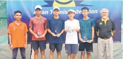  ?? — Photo by TH Ting ?? Boys doubles finalists pose with SLTA vice president Douglas Telajan (right) and tournament official Muhammad Sufri Kasuadi (left).