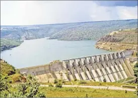  ??  ?? The Nagarjuna Sagar dam on the Krishna River serves the irrigation needs of Guntur and Prakasam districts in Andhra Pradesh. GETTY FILE