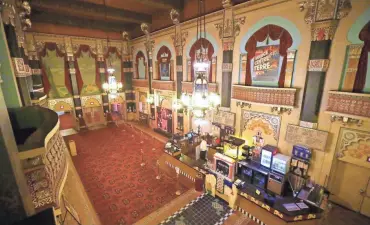  ?? MIKE DE SISTI / MILWAUKEE JOURNAL SENTINEL ?? The lobby area of the Oriental Theatre at 2230 N. Farwell Ave.