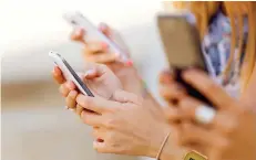  ?? FOTO: ADOBE STOCK ?? Der Messengerd­ienst Whatsapp ist für Jugendlich­e in Deutschlan­d die wichtigste Plattform für den digitalen Austausch.
