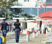  ??  ?? La spiaggia Le forze dell’ordine nei pressi del bagno 130 dove è avvenuta la violenza. Sotto Guerlin Butungu, il congolese ritenuto il capo del gruppo