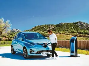  ?? Foto: Renault ?? Spielend einfach kann der Renault Zoe geladen werden. Mit einer Reichweite von fast 400 Kilometern weiß der schicke Kleinwagen zu überzeugen.