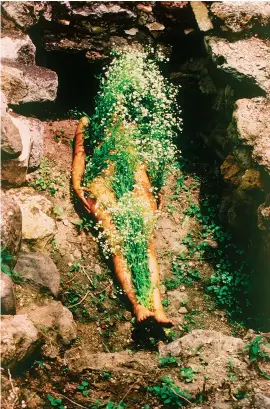  ??  ?? Ana Mendieta. « Imagen de Yagul ». 1973-2018. Photograph­ie. (© The Estate of Ana Mendieta Collection, LLC. Court. Galerie Lelong &amp; Co.)