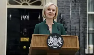  ?? ?? Former PM Liz Truss resigns outside No. 10 Downing Street, 2022