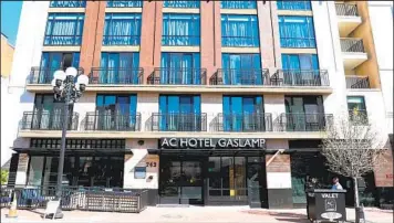  ?? CORTESÍA DE BRIAD GROUP U-T ?? El AC Hotel Gaslamp, aprobado por primera vez en su sitio de la 5a Avenida hace seis años, acaba de abrir en el centro de San Diego y tendrá un bar en la azotea que se estrenará a principios de verano.