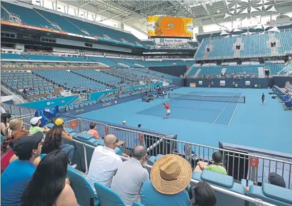  ?? FOTO: AP ?? Novak Djokovic, entrenando en la nueva central del Miami Open, el estadio de los Miami Dolphins. Una cancha para 14.000 espectador­es tuneada para la ocasión