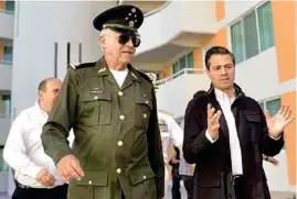  ??  ?? FOTO: WWW.GOB.MX EN COAHUILA. General Salvador Cienfuegos y Enrique Peña Nieto, ayer.