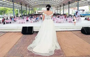  ?? PHOTO SUPPLIED BY SAICHON SRINUANJAN ?? Jilted bride Jutathip Nimnual, 24, tells guests her groom and his dowry are not coming to the ceremony, at Wat Pikoolthon­g in Muang district, Ratchaburi on Sunday.