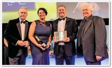  ?? JACK BOSKETT/ RAIL. ?? EMR Derby Station and Retail Manager Rachel Sprigg and Area Manager Derbyshire Jason Cocker (centre right), receive the National Rail Award for Large Station of the Year from BBC Newsreader Huw Edwards (far left) and RAIL Managing Editor and Events Director Nigel Harris (far right) at London’s Grosvenor
House Hotel on September 19.