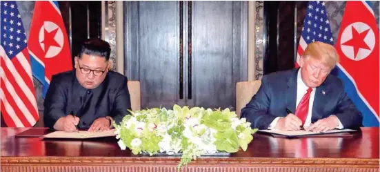  ??  ?? El líder norcoreano, Kim Jong-un y el presidente de Estados Unidos, Donald Trump, durante la firma del acuerdo pactado en Singapur.