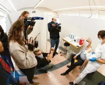  ?? Foto: Bernhard Weizenegge­r ?? Groß war das Medieninte­resse, als sich der frühere Bundesfina­nzminister Theo Waigel im Krumbacher Haus St. Michael impfen ließ.