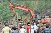  ?? BACHCHAN KUMAR ?? Workers demolish structures at Nerul on Friday.