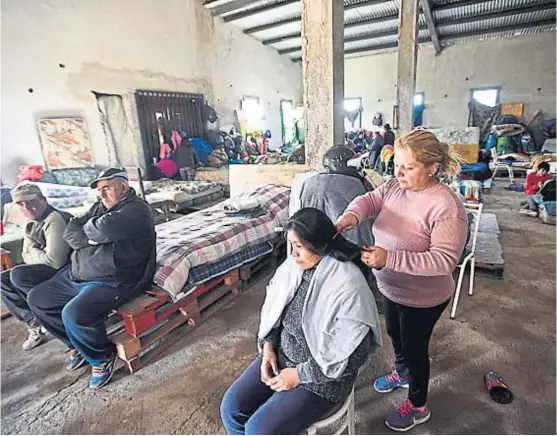  ?? (PEDRO CASTILLO) ?? Espera. Parte de los desalojado­s viven desde hace semanas en la capilla Nuestra Señora del Milagro de Salta, aguardando una solución.