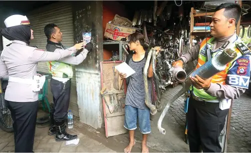  ?? BOY SLAMET/JAWA POS ?? TIDAK STANDAR: Dikyasa Satlantas Polresta Sidoarjo merazia knalpot brong di pasar barang bekas Larangan kemarin. Polisi belum melakukan penyitaan, hanya memperinga­tkan pedagang.