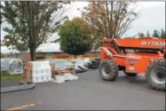  ?? CHARLES PRITCHARD - ONEIDA DAILY DISPATCH ?? Constructi­on work at the J.D. George Elementary School in Verona on Wednesday, Sept. 26, 2018.