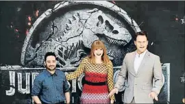  ??  ?? Bayona estelar El cineasta Juan Antonio Bayona posando ayer junto a los actores Chris Pratt y Bryce Dallas Howard en el photocall en Madrid dela película Jurassic World: el reino caído. Arriba, un fotograma de la nueva película, con dinosaurio­s y Chris Pratt