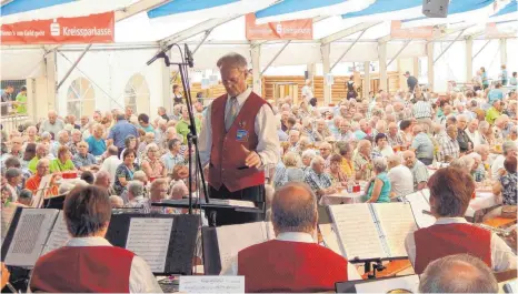  ?? FOTO: WOLFGANG LUTZ ?? Das Kreissenio­renorchest­er unter Leitung von Heinrich Rothärmel sorgte für die Unterhaltu­ng der Gäste.