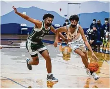  ??  ?? Leon Nahar (am Ball) will Basketball­profi werden und verfolgt sein Ziel jetzt in den USA. In Asheville geht er für die Blues auf Punktejagd.