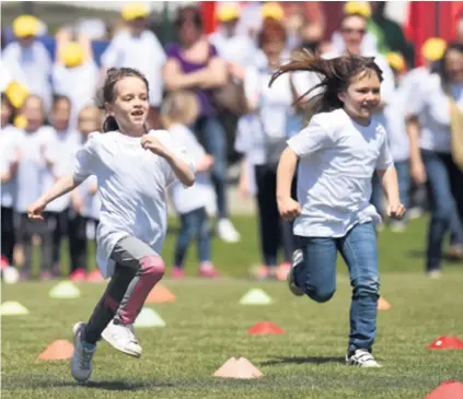  ??  ?? Najmlađi su uživali u svojim prvim pravim sportskim igrama