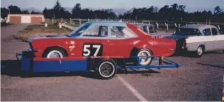  ??  ?? Top left: Alex Dickie’s Vauxhall Victor Chevrolet V8, Ruapuna or Timaru, 1972