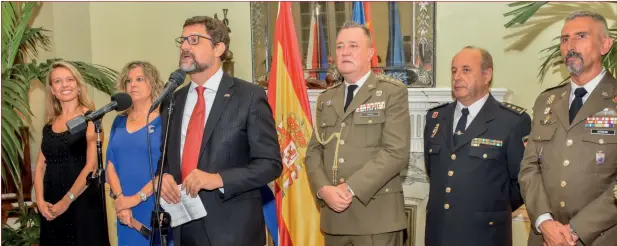  ??  ?? De izquierda a derecha: Nuria Reigosa, Ministra Consejera; María Victoria Peña, esposa del Embajador de España en Cuba, Juan José Buitrago (a su lado); el Coronel CGET EO (Infantería) Salvador Cuenca Ordiñana, Agregado Militar; Fernando Martínez Marty, Consejero de Interior; y Juan Herrero Rincón, Subtenient­e Auxiliar de la Agregadurí­a de Defensa.