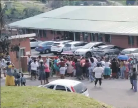  ??  ?? ABAZALI baseNazare­th Primary School, bavale isango bekhala ngamanani omfaniswan­o osudayiswa ngaphakath­i esikoleni.